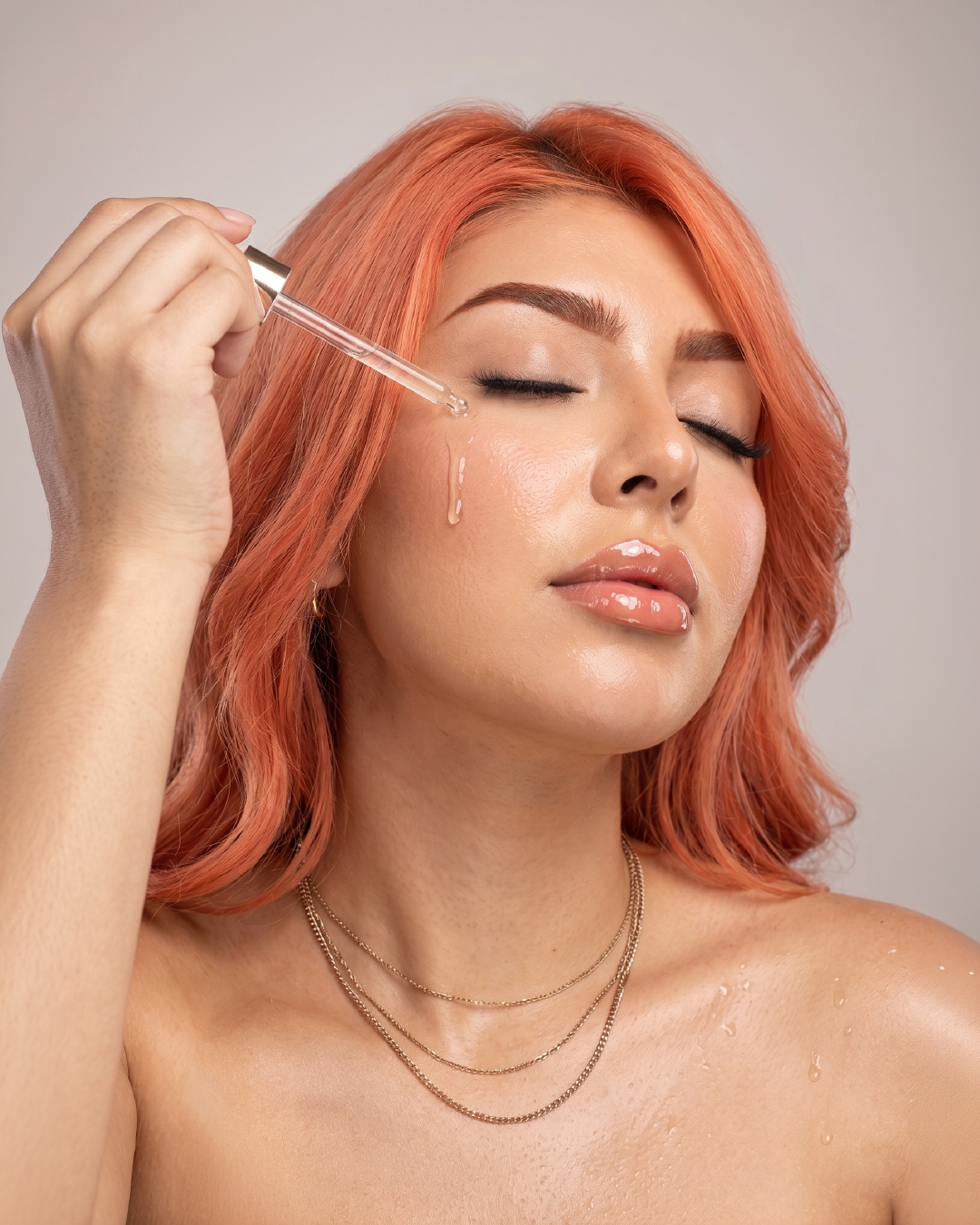 Mujer usando productos UNGUZY